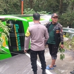 Kondisi Minibus Isuzu Elf yang terguling di Jalan Tembus Cemoro Sewu - Sarangan. foto: ANTON/BANGSAONLINE