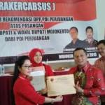 MANTAP-Sekretaris DPD PDIP Jatim menyerahkan rekomendasi kepada Bupati MKP di gedung Korpri Jabon Mojoanyar, kemarin. (gunadhi/BANGSAONLINE)