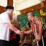 Bupati Kediri, Hanindhito Himawan Pramana, saat menyalami salah satu warganya. Foto: Ist