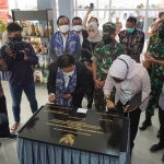 Wali Kota Batu, Dewanti Rumpoko, saat meresmikan Gedung Layanan Perpustakaan Umum Daerah di Jalan Kartini.