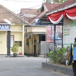 Penyemprotan disinfektan di lingkungan Polres Ngawi. (foto: ist).