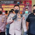 Kapolresta Sidoarjo, Kombes Pol Kusumo Wahyu Bintoro, saat menggelar konferensi pers terkait pengeroyokan salah sasaran.