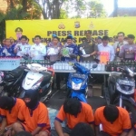 Para pelaku saat diekspos di Mapolres Gresik. foto: SYUHUD/ BANGSAONLINE