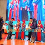 Kepala SD Khadijah Surabaya Hadi Purnomo saat mendampingi penyerahan piala kepada siswa-siswi yang berprestasi. Foto: YUDI ARIANTO/ BANGSAONLINE