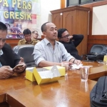 Pimpinan DPRD Gresik dan komisi ketika memberikan keterangan pers. Foto: SYUHUD A/BANGSAONLINE