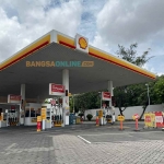 Kosong melompong, BBM RON 92 ke atas di SPBU Shell hingga saat ini belum tersedia. Foto: Sulthon/Bangsaonline.