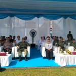Kasdam V/Brawijaya Brigjen TNI Zainul Bahar dan Wabup Kediri Dewi Mariya Ulfa bersama unsur TNI, Polri dan tamu undangan lainnya. (Ist). 
