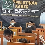 BERI MOTIVASI: Gus Muhdlor menghadiri Pelatihan Kader yang digelar Lembaga Kaderisasi DPW PKB Jatim, di Sidoarjo, Senin (21/9). foto: MUSTAIN/ BANGSAONLINE