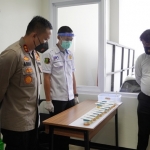 Kapolres Gresik AKBP Arief Fitrianto saat melihat hasil tes urine anggotanya. foto: ist.