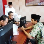 Maskur Holil saat melaporkan dugaan penyebaran berita bohong ke Polres Bangkalan, Selasa (5/6/2018).