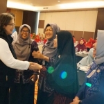 Pj. Wali Kota Kediri Zanariah saat menyalami peserta workshop. Foto: Ist.