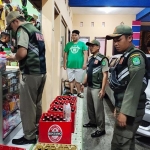 Satpol PP Pasuruan saat merazia salah satu warung yang menjual miras.