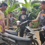 Kapolres Lumajang saat menunjukkan motor bodong hasil operasi door to door di Desa Sumbeweringin, Kecamatan Klakah. 