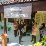 Pj Wali Kota Mojokerto saat meninjau Galeri Soekarno.