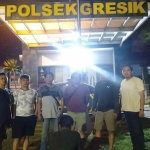 Unit Reskrim Polsek Gresik Kota saat mengamankan pelaku pencurian motor. Foto: Ist.