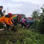 Walikota Rukmini didampingi Kepala BLH Tutang saat ikut bersih-bersih Sungai Kalibanger. (Andi/BangsaOnline.com)