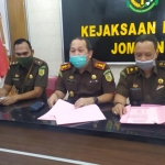Kajari Jombang, Yulius Sigit Kristanto (tengah) saat rilis pers di Aula Kantor Kejari Jombang. foto: AAN AMRULLOH/ BANGSAONLINE