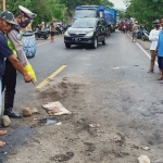 Petugas dan warga menunjukkan lokasi kecelakaan.