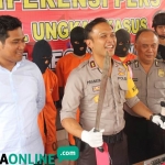 AKBP MB Pranatal Hutajulu, Kapolres Ngawi, menunjukkan tersangka beserta barang bukti dalam pers rilis hasil Operasi Sikat Semeru 2018. foto: ZAINAL/ BANGSAONLINE