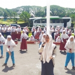 Puluhan siswa siswi SD - SMA tetap semangat di bawah terik panas matahari, berekspresi dan serius menari bernyanyi sekaligus memainkan alunan musik, di halaman Balaikota Malang, Senin (30/4). Foto: IWAN I/BANGSAONLINE
