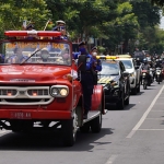 Kirab Bendera Pataka Jer Basuki Mawa Beya Diarak keliling Kota Batu. Foto: Ist