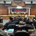 Suasana rapat paripurna dengan 3 agenda pembahasan. foto: SUWANDI/ BANGSAONLINE