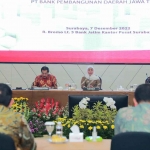 Gubernur Khofifah saat menghadiri Rapat Umum Pemegang Saham Luar Biasa Bank Jatim.