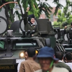 Wali Kota Risma saat tampil di Parade Surabaya Juang tahun 2018.