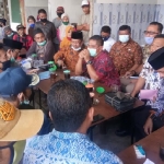 Dialog antara Pedagang Pasar Tumpang, Dishub, dan Disperindag yang difasilitasi Komisi B dan C DPRD Kabupaten Malang.