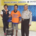 Pelaku diamankan beserta barang bukti seekor burung dan sangkarnya.