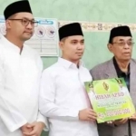 Bupati bersama Wakil Bupati Mojokerto ketika menyerahkan bantuan kepada Takmir Masjid Al Ikhlas.