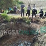 Tim Gegana saat proses meledakkan bahan mercon di TPA Banjardowo, Kecamatan/Kabupaten Jombang, Selasa (11/7/2017). foto: ROMZA/ BANGSAONLINE