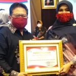 Dr. Lia Istifhama, Ketua Perempuan Tani HKTI Jawa Timur menerima penghargaan dari Kepala Dinas DP3AK Provinsi Jatim Dr. dr. Andriyanto. (foto: ist)