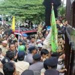 Para Kades mencoba memaksa masuk ke kantor Pemkab Blitar. Mereka ingin dilibatkan langsung dalam dialog pencairan ADD. (foto: tri susanto/BANGSAONLINE)
