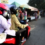 Wali Kota Risma (helm merah) saat blusukan di wilayah Kecamatan Sawahan dan Kecamatan Rungkut. foto: ist.