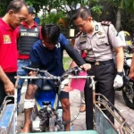 Tersangka bersama barang bukti berupa bentor saat diamankan di Mapolsek Wonokromo.