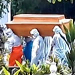 Satu pasien positif Covid-19 warga Desa Kambingan, Kecamatan Pagu, Kabupaten Kediri yang meninggal, saat akan dimakamkan. (foto: MUJI HARJITA/ BANGSAONLINE)