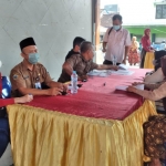 Camat Cerme Umar Hasyim (dua dari kiri) saat ikut memantau pencairan PKH plus dari Pemprov Jatim. Foto: Ist.