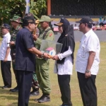 Gubernur Jatim saat memberikan miniatur bantuan rumah kepada warga secara simbolis. foto: SUWANDI/ BANGSAONLINE