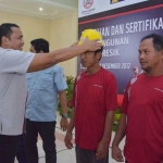 Tukang bangunan yang mendapat sertifikat dari PT Semen Gresik.