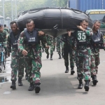 Para prajurit Koarmada II memanggul perahu karet sejauh kurang lebih 2 Km.