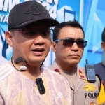 Pj Wali Kota Batu Aries Agung Paewai memberi keterangan pada media di garis finish Tour de Panderman.