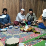 Asru selaku Ketua P2KD Pakes, Kecamatan Konang, Bangkalan, saat memberikan potongan tumpeng kepada salah satu tokoh agama.