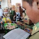 Satgas pangan Polres Blitar Kota saat melakukan sidak di pasar Legi Kota Blitar. foto: AKINA/ BANGSAONLINE