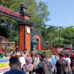 Aksi demo dari Aliansi Penegak Demokrasi Bima Sakti di depan Kantor DPRD Kabupaten Kediri. foto: MUJI HARJITA/ BANGSAONLINE