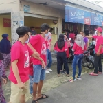 Kader PSI Lamongan saat membagikan masker.