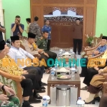 Pj Wali Kota Kediri, Zanariah (baju hitam) bersama Forkompinda saat bersilaturahmi dengan Pengurus Ponpes Wali Barokah. Foto: MUJI HARJITA/BANGSAONLINE