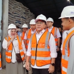 Menteri Koordinator Bidang Pangan, Zulkifli Hasan saat meninjau gudang pupuk di Jombang. Foto: AAN AMRULLOH/ BANGSAONLINE