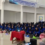 Diki Alamzyah, Penggerak Gusdurian Bojonegoro sedang memberi motivasi mahasiswa baru.