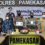 Kapolres Pamekasan, AKBP Rogib Triyanto, dan Kepala KPP Pratama Pamekasan, Anis Yudiyono, dalam agenda pelaporan SPT tahunan.